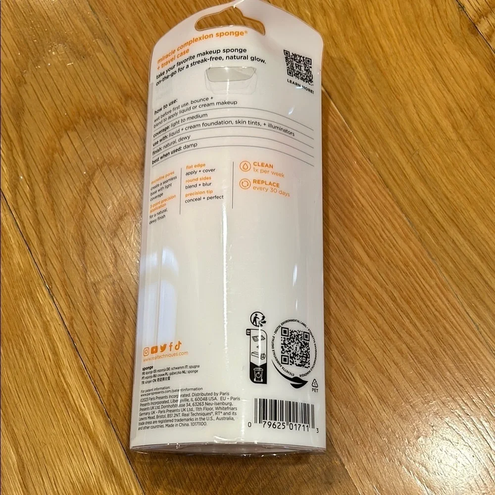 Real Techniques Miracle Complexion Sponge with Travel Case - Orange